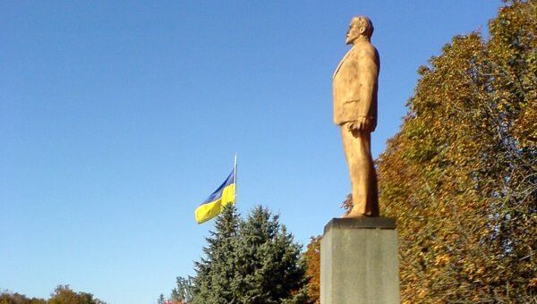Памятник Ленину в городе Гуляйполе, Украина. Архивное фото Памятник Ленину в городе Гуляйполе, Украина. Архивное фото