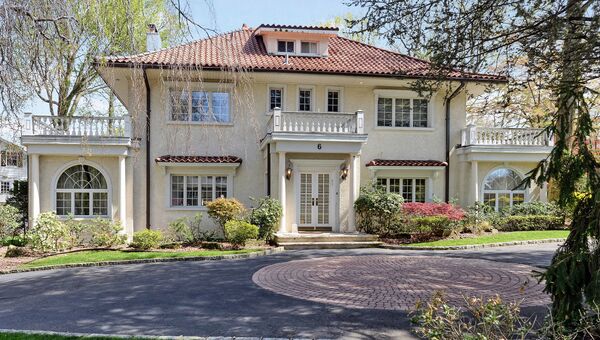Дом, где Ф. Скотт Фицджеральд жил в с 1922 по 1924 г. в селе Great Neck Estates на Лонг-Айленде за пределами Нью-Йорка Дом, где Ф. Скотт Фицджеральд жил в с 1922 по 1924 г. в селе Great Neck Estates на Лонг-Айленде за пределами Нью-Йорка