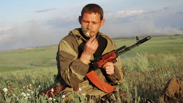 Боец батальона Викинги 1-ой Славянской бригады Донецкой народной республики у села Белокаменка Боец батальона Викинги 1-ой Славянской бригады Донецкой народной республики у села Белокаменка