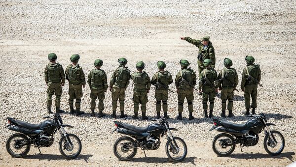 Военнослужащие во время показа техники в рамках подготовки к международному военно-техническому форуму Армия-2015 Военнослужащие во время показа техники в рамках подготовки к международному военно-техническому форуму Армия-2015