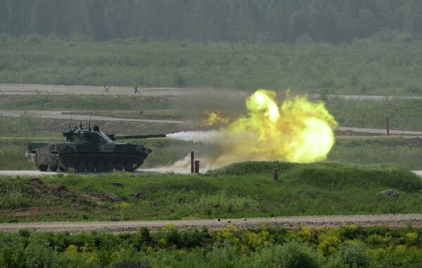 Самоходная артиллерийская установка с противотанковой пушкой Спрут-СД во время показа техники в рамках подготовки к международному военно-техническому форуму Армия-2015 Самоходная артиллерийская установка с противотанковой пушкой Спрут-СД во время показа техники в рамках подготовки к международному военно-техническому форуму Армия-2015