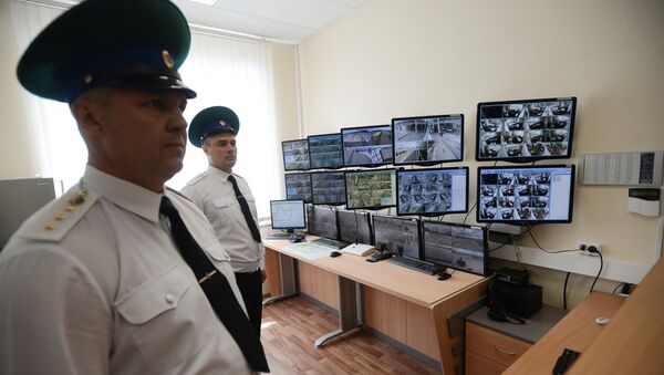 Сотрудники таможенной службы на на российско-украинской границе. Архивное фото Сотрудники таможенной службы на на российско-украинской границе. Архивное фото
