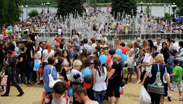 Жители Донецка в Международный день защиты детей гуляют в парке имени Щербакова в Донецке. 1 июня 2015 Жители Донецка в Международный день защиты детей гуляют в парке имени Щербакова в Донецке. 1 июня 2015