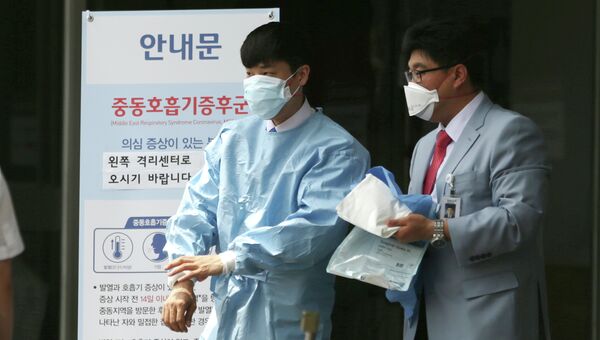 Сотрудники больницы в Сеуле, в которой размещены зараженные вирусом MERS люди Сотрудники больницы в Сеуле, в которой размещены зараженные вирусом MERS люди