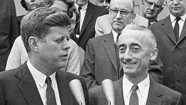 Президент США Джон Кеннеди и французский океанограф Жак-Ив Кусто с женой Симоной Президент США Джон Кеннеди и французский океанограф Жак-Ив Кусто с женой Симоной