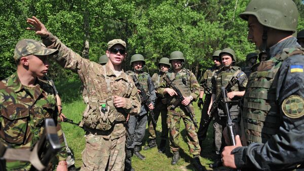 Украинские и американские военные во время совместных учений Fearless Guardian - 2015 на Яворивском полигоне Украинские и американские военные во время совместных учений Fearless Guardian - 2015 на Яворивском полигоне