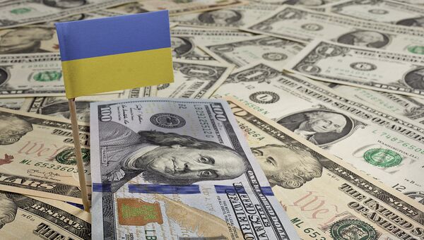 Украинский флаг и доллары. Архивное фото Украинский флаг и доллары. Архивное фото
