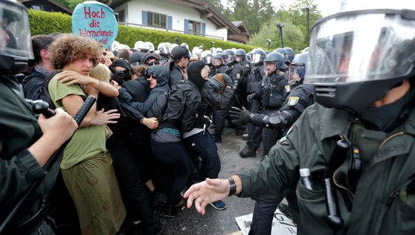 Акция протеста против политики большой семерки в немецком Гармиш-Партенкирхен Акция протеста против политики большой семерки в немецком Гармиш-Партенкирхен