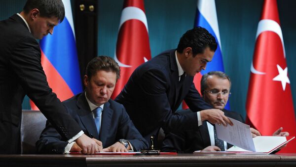 Глава Газпрома Алексей Миллер и глава Botas Petroleum Pipeline Corporation Мехмет Конук подписывают меморандум. Архивное фото Глава Газпрома Алексей Миллер и глава Botas Petroleum Pipeline Corporation Мехмет Конук подписывают меморандум. Архивное фото
