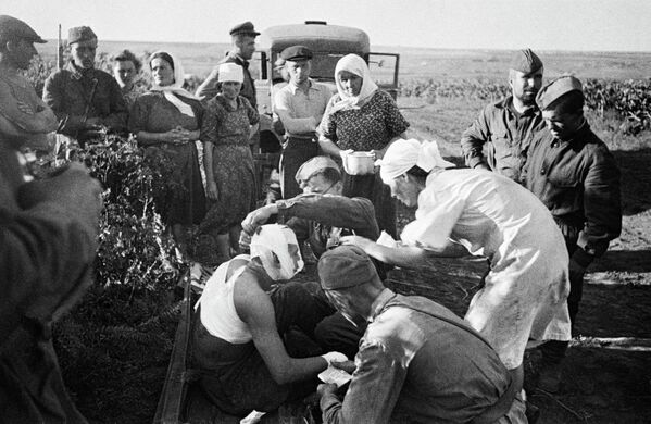 Великая Отечественная война 1941-1945гг. 22 июня 1941г. Медсестры оказывают помощь первым раненым после воздушного налёта фашистов под Кишиневом Великая Отечественная война 1941-1945гг. 22 июня 1941г. Медсестры оказывают помощь первым раненым после воздушного налёта фашистов под Кишиневом