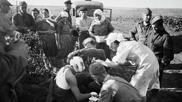 Великая Отечественная война 1941-1945гг. 22 июня 1941г. Медсестры оказывают помощь первым раненым после воздушного налёта фашистов под Кишиневом Великая Отечественная война 1941-1945гг. 22 июня 1941г. Медсестры оказывают помощь первым раненым после воздушного налёта фашистов под Кишиневом