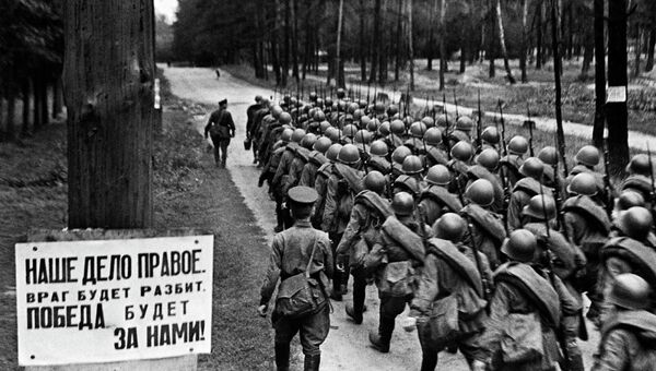 Мобилизация. Колонны бойцов движутся на фронт. Москва, 23 июня 1941 года Мобилизация. Колонны бойцов движутся на фронт. Москва, 23 июня 1941 года