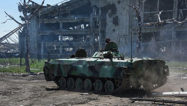 Ополченец у разрушенного здания аэропорта Донецка. Украина, июнь 2015 Ополченец у разрушенного здания аэропорта Донецка. Украина, июнь 2015