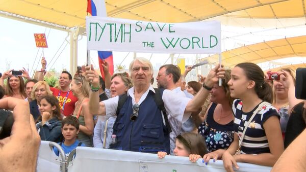 Итальянцы скандировали Виват, Путин и просили президента РФ спасти мир Итальянцы скандировали Виват, Путин и просили президента РФ спасти мир