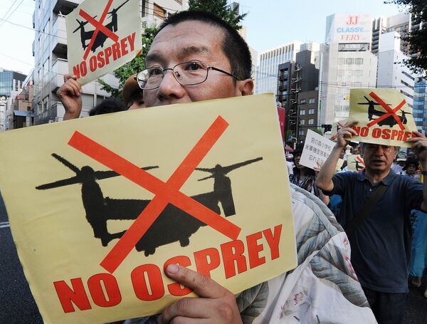 Жители префектуры Окинава на протестуют против размещения американских военных самолетов Osprey MV-22 Жители префектуры Окинава на протестуют против размещения американских военных самолетов Osprey MV-22