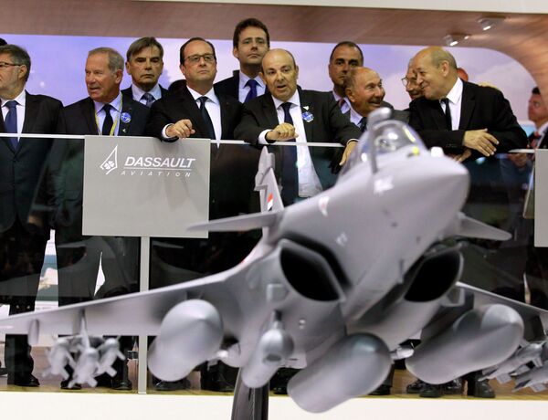 Президент Франции Франсуа Олланд на международном авиакосмическом салоне Paris Air Show 2015 в Ле-Бурже Президент Франции Франсуа Олланд на международном авиакосмическом салоне Paris Air Show 2015 в Ле-Бурже