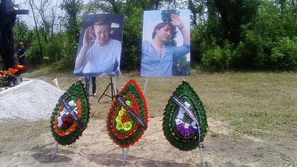 Мемориальный знак на месте гибели журналистов ВГТРК Игоря Корнелюка и Антона Волошина на трассе возле поселка Металлист, Луганск. Архивное фото Мемориальный знак на месте гибели журналистов ВГТРК Игоря Корнелюка и Антона Волошина на трассе возле поселка Металлист, Луганск. Архивное фото