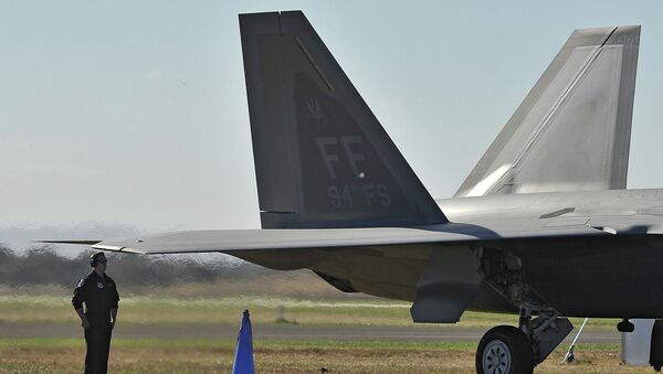 Пилот возле истребителя ВВС США F-22 Raptor. Архивное фото Пилот возле истребителя ВВС США F-22 Raptor. Архивное фото