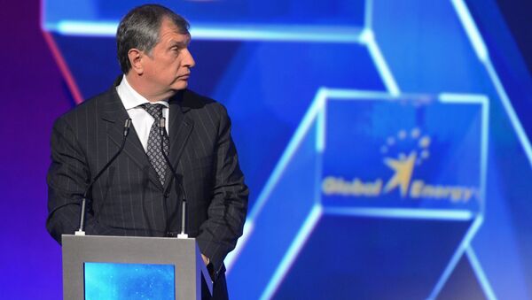 Президент, председатель правления, заместитель председателя совета директоров ОАО НК Роснефть Игорь Сечин (слева направо) на церемонии вручения премии Глобальная энергия в рамках XIX Петербургского экономического форума. Архивное фото Президент, председатель правления, заместитель председателя совета директоров ОАО НК Роснефть Игорь Сечин (слева направо) на церемонии вручения премии Глобальная энергия в рамках XIX Петербургского экономического форума. Архивное фото