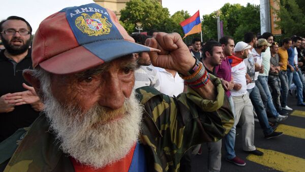 Протестующие в столице Армении против подорожания электроэнергии. Ереван, 23 июня 2015 Протестующие в столице Армении против подорожания электроэнергии. Ереван, 23 июня 2015