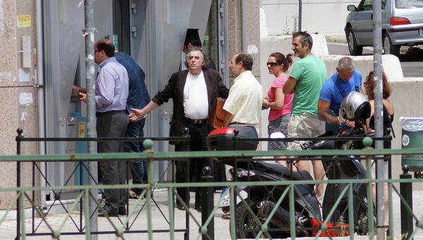 Местные жители у банкомата в Афинах Местные жители у банкомата в Афинах