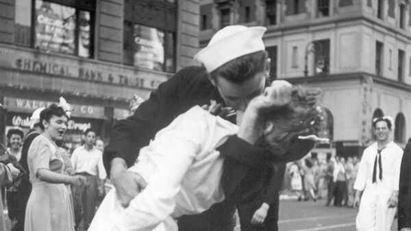 Моряк и медсестра целуются на Таймс-сквер, во время празднования окончания Второй мировой войны Моряк и медсестра целуются на Таймс-сквер, во время празднования окончания Второй мировой войны