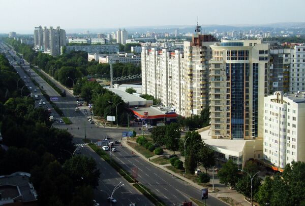Вид на одну из улиц Кишинева, Молдавия Вид на одну из улиц Кишинева, Молдавия