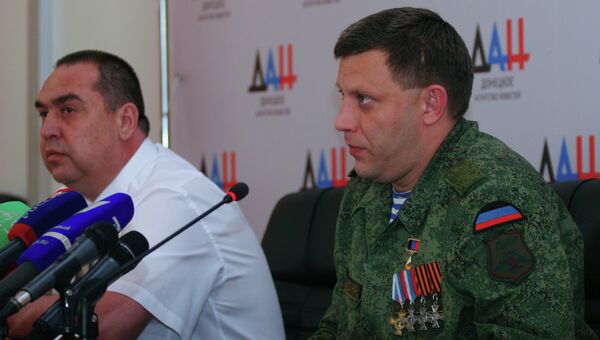 Глава ДНР Александр Захарченко и глава ЛНР Игорь Плотницкий. Архивное фото Глава ДНР Александр Захарченко и глава ЛНР Игорь Плотницкий. Архивное фото