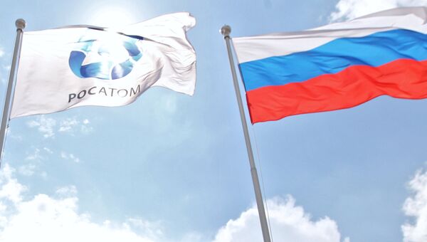 Флаги организации Росатом и России. Архивное фото Флаги организации Росатом и России. Архивное фото