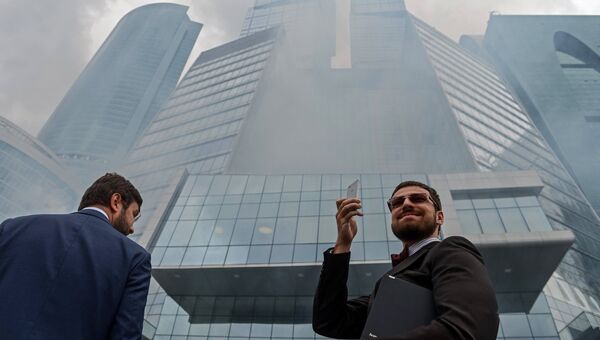 Прохожие во время пожарно-тактических учений в комплексе Город столиц. Архивное фото Прохожие во время пожарно-тактических учений в комплексе Город столиц. Архивное фото
