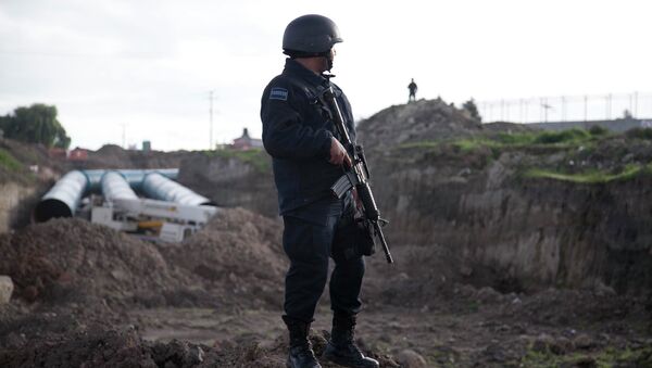 Полиция возле тюрьмы строгого режима в Альтиплано, Мексика. Архивное фото Полиция возле тюрьмы строгого режима в Альтиплано, Мексика. Архивное фото