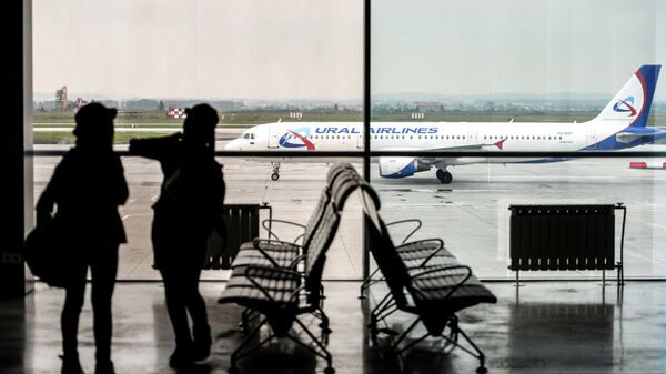 Пассажиры в аэропорту Кольцово в Екатеринбурге.