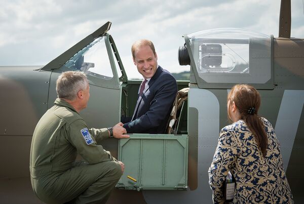 Принц Уильям, герцог Кембриджский в самолете Spitfire Имперского военного музея в Лондоне, Великобритания Принц Уильям, герцог Кембриджский в самолете Spitfire Имперского военного музея в Лондоне, Великобритания