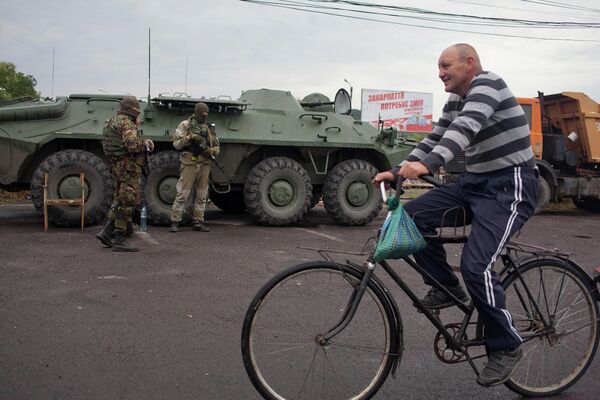 Украинские военные контролируют дорогу возле Мукачево Украинские военные контролируют дорогу возле Мукачево