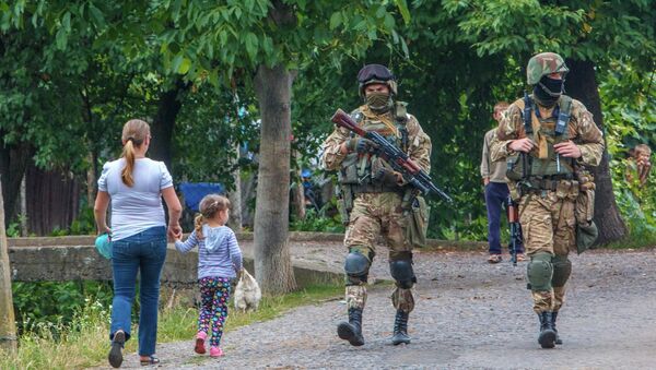 Украинские военные патрулируют деревню возле Мукачево. Архивное фото Украинские военные патрулируют деревню возле Мукачево. Архивное фото