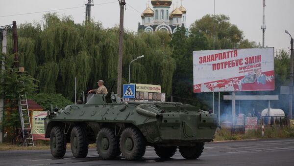 Украинские военные контролируют дорогу возле Мукачево Украинские военные контролируют дорогу возле Мукачево