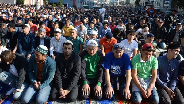 Мусульмане на одной из улиц у соборной мечети в Москве Мусульмане на одной из улиц у соборной мечети в Москве