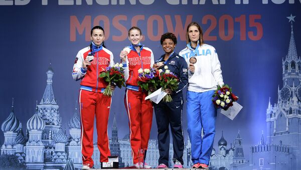 Призеры соревнований среди женщин по фехтованию на рапирах на чемпионате мира в Москве во время церемонии награждения Призеры соревнований среди женщин по фехтованию на рапирах на чемпионате мира в Москве во время церемонии награждения