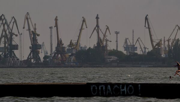 Вид на Мариупольский морской порт на Азовском море, Украина Вид на Мариупольский морской порт на Азовском море, Украина