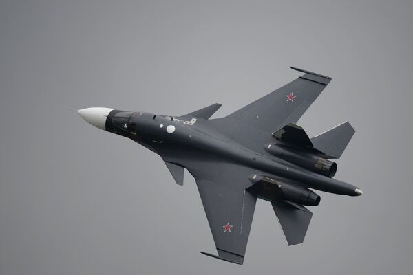 Истребитель Су-34 на Международном авиационно-космическом салоне МАКС-2013 в Жуковском Истребитель Су-34 на Международном авиационно-космическом салоне МАКС-2013 в Жуковском