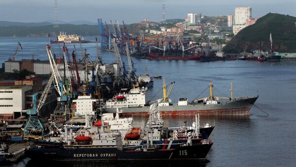 Вид с вантового моста через бухту Золотой Рог во Владивостоке, архивное фото Вид с вантового моста через бухту Золотой Рог во Владивостоке, архивное фото