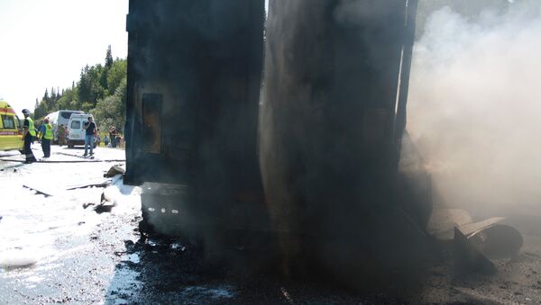 Сотрудники МЧС и полиции на месте ДТП с участием рейсового автобуса в Козульском районе Красноярского края. 22 июля 2015 Сотрудники МЧС и полиции на месте ДТП с участием рейсового автобуса в Козульском районе Красноярского края. 22 июля 2015