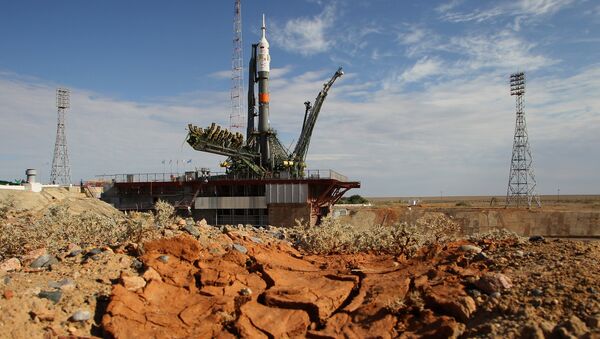 Вывоз и установка на старт ракеты Союз ТМА-17М. Архивное фото Вывоз и установка на старт ракеты Союз ТМА-17М. Архивное фото
