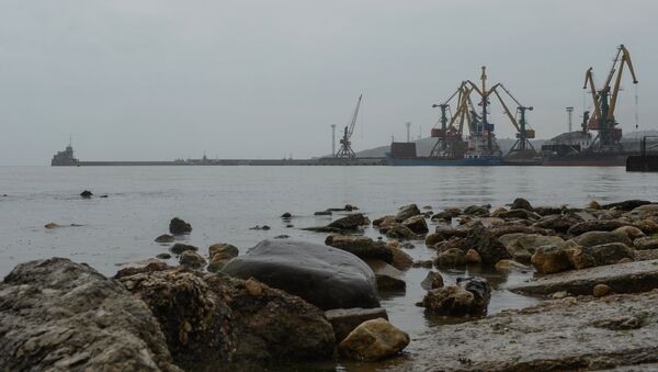 Феодосийский морской торговый порт. Архивное фото Феодосийский морской торговый порт. Архивное фото
