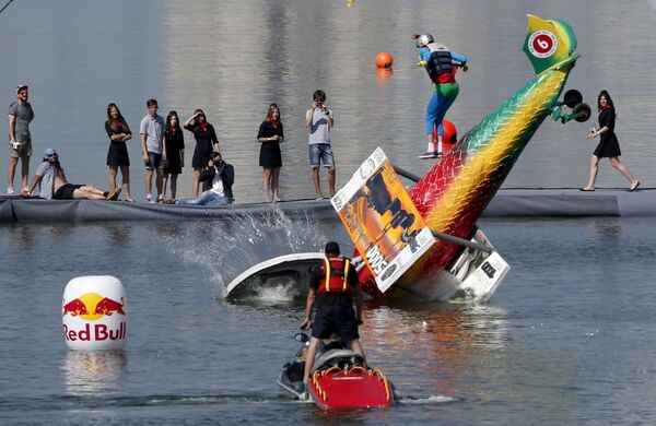 Участники фестиваля самодельных летательных аппаратов Red Bull Flugtag 2015 Участники фестиваля самодельных летательных аппаратов Red Bull Flugtag 2015
