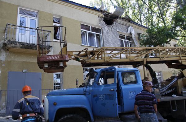 Дом, поврежденный в результате обстрела, в Октябрьском районе Донецка Дом, поврежденный в результате обстрела, в Октябрьском районе Донецка