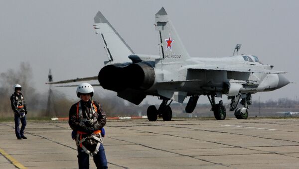 Истребитель Миг-31 готовится к взлету Истребитель Миг-31 готовится к взлету