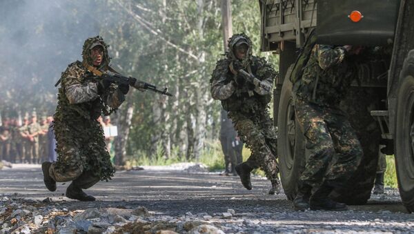Российские военнослужашие во время конкурса Отличники войсковой разведки в Новосибирске. Архивное фото Российские военнослужашие во время конкурса Отличники войсковой разведки в Новосибирске. Архивное фото