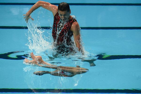 Абэ Ацуси и Юми Адати (Япония) выступают на чемпионате мира FINA 2015 Абэ Ацуси и Юми Адати (Япония) выступают на чемпионате мира FINA 2015