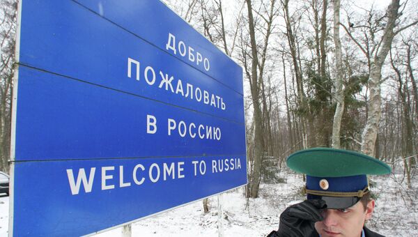 Пограничник у информационного щита Добро пожаловать в Россию. Архивное фото Пограничник у информационного щита Добро пожаловать в Россию. Архивное фото